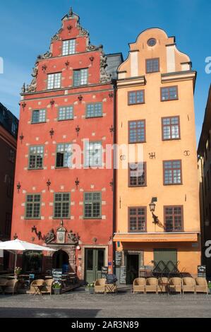 Historische Kaufmannshäuser auf Stortorget, einem großen Platz in Gamla Stan, dem historischen Stadtviertel von Stockholm, Schweden Stockfoto