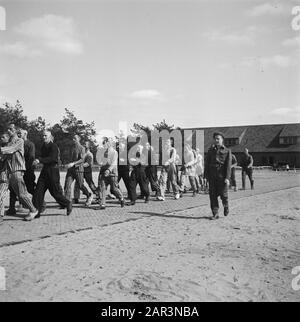 Reportage aus dem Lager in Vught Im Straflager in Vught, 7000 niederländische Mitarbeiter und Verräter sind gesperrt. Soldaten der niederländischen Stoottroopers sind für die Garde zuständig, insbesondere für die 300 niederländischen SS-Männer. Unter der Führung des Lagerkommandanten, Major L. Mennes, und seiner Helfer werden diese Häftlinge verwendet, um die Umgebung von Vught von Landminen zu reinigen. Sie sind mit den blau-weiß gestreiften Gefängnispaketen der von den Deutschen gefangenen ehemaligen Holländer bekleidet. Die Häftlinge erhalten die ebenfalls reduzierte zivile Mindestration, weil alle Delikatessen beseitigt wurden Stockfoto