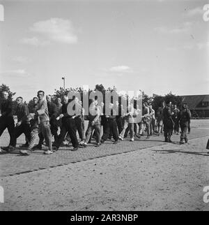 Reportage aus dem Lager in Vught Im Straflager in Vught, 7000 niederländische Mitarbeiter und Verräter sind gesperrt. Soldaten der niederländischen Stoottroopers sind für die Garde zuständig, insbesondere für die 300 niederländischen SS-Männer. Unter der Führung des Lagerkommandanten, Major L. Mennes, und seiner Helfer werden diese Häftlinge verwendet, um die Umgebung von Vught von Landminen zu reinigen. Sie sind mit den blau-weiß gestreiften Gefängnispaketen der von den Deutschen gefangenen ehemaligen Holländer bekleidet. Die Häftlinge erhalten die ebenfalls reduzierte zivile Mindestration, weil alle Delikatessen beseitigt wurden Stockfoto