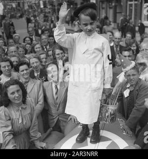 Volksunterhaltung in Amsterdam. Rep. Der verschiedenen Festlichkeiten nach der Befreiung in der Hauptstadt [Junge als Maler verkleidet Hitler bringt den Hitlergruß] Datum: 28. Juni 1945 Ort: Amsterdam, Noord-Holland Schlüsselwörter: Befreiungsfeste, Zweiter Weltkrieg Stockfoto