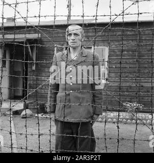 Camp Amersfoort, Internierungslager für Kriegsverbrecher und Kollaborateure Ehemalige SS-Lagerwache B. J. Westveld Anmerkung: Das niederländische Lager SS'er Berend Johan Westerveld, der den Spitznamen De Bicycle Maker trägt, ist jetzt selbst in Gefangenschaft im Camp Amersfoort. Datum: 1945 Ort: Amersfoort Schlüsselwörter: Wachen, Internierungslager, Kriegsverbrechen, Weltkrieg persönlicher Name: Westerveld, B.J.J. Stockfoto