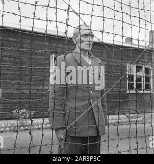 Camp Amersfoort, Internierungslager für Kriegsverbrecher und Kollaborateure Ehemalige SS-Lagerwache B. J. Westveld Anmerkung: Das niederländische Lager SS'er Berend Johan Westerveld, der den Spitznamen De Bicycle Maker trägt, ist jetzt selbst in Gefangenschaft im Camp Amersfoort. Datum: 1945 Ort: Amersfoort Schlagwörter: Interneringskampen, Weltkrieg, Reinigungen Personenname: Westerveld, B.J.J. Stockfoto