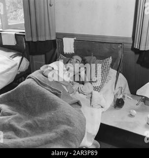 Rückkehrlager Bergen-Belsen [Mann liegt auf Bett] Datum: 1945 Ort: Bergen-Belsen, Deutschland Schlagwörter: Konzentrationslager, Männer, Rückführung, Weltkrieg Stockfoto