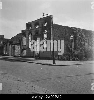 Verwüstungen: Delfzijl [Ehemalige Römisch-Katholische St. Jozeph Kirche (1819), seit 1925 Kirche der Täufergemeinde fast völlig zerstört] Anmerkung: Ort: Johan van der Kornputplein. Nach dem Krieg wurde eine neue Kirche gebaut] Datum: Juli 1945 Ort: Delfzijl, Groningen [Provinz] Schlüsselwörter: Zweiter Weltkrieg, Zerstörung Stockfoto