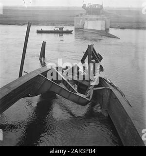 Zerstörung: Rhenen Zerstörte Straßenbrücke Datum: 1945 Standort: Rhenen, Rheinische Stichwörter: Brücken, Schiffe, Weltkrieg, Zerstörung Stockfoto