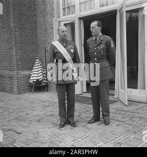 Armee: Großkreuz für den Klerarfürsten Bernhard mit dem kanadischen General Klerar, dem das Großkreuz im Orden von Orange-Nassau mit dem Schwertdatum: 20. Juli 1945 Ort: Apeldoorn, Gelderland Schlagwörter: Militär, Auszeichnungen, Fürsten Personenname: Bernhard (Fürst Niederlande), Klerar, H D G Stockfoto