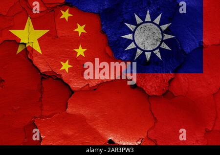 Flaggen Chinas und Taiwans auf gerissene Wand gemalt Stockfoto