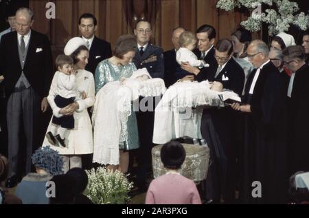 Prinz Constantijn und Prins Bernhard sind in Domkerk, Utrechter getauft; vlnr Margriet mit Maurits, Constantijn, Beatrix mit Constantijn Datum: 21. Februar 1970 Ort: Utrechter Schlüsselwörter: Taufe , Kirchen, Fürsten persönlicher Name: Beatrix, Prinzessin, Bernhard (Fürst Niederlande), Claus, Fürst, Constantijn, Fürst, Friso, Margrik, Fürstin, Fürstin, Fürstin Stockfoto