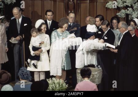 Prinz Constantijn und Prins Bernhard sind in Domkerk, Utrechter getauft; vlnr Margriet mit Maurits, Constantijn, Beatrix mit Constantijn Datum: 21. Februar 1970 Ort: Utrechter Schlüsselwörter: Taufe , Kirchen, Fürsten persönlicher Name: Beatrix, Prinzessin, Bernhard (Fürst Niederlande), Claus, Fürst, Constantijn, Fürst, Friso, Margrik, Fürstin, Fürstin, Fürstin Stockfoto