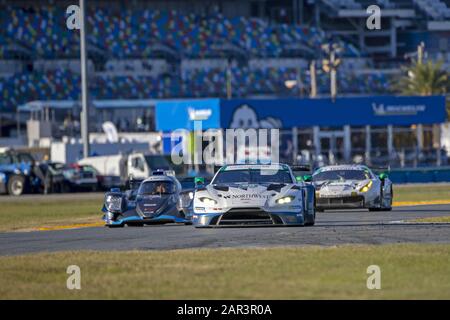 Daytona Beach, Florida, USA. Januar 2020. Die ASTON MARTIN RENNWAGEN Vantage GT3 Rennen um die Position für die Rolex 24 In Daytona auf dem Daytona International Speedway in Daytona Beach, Florida. (Bild: © Logan Arce/ASP) Stockfoto