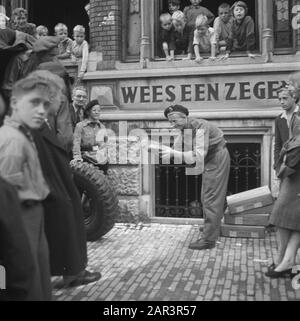 Lebensmittelladen von Fürst Bernhard [Hilfe zu Kinderheimen] Zweiter Weltkrieg, Lebensmitteleinrichtungen Datum: 1945 Schlüsselwörter: Weltkrieg, Lebensmitteleinrichtungen Stockfoto