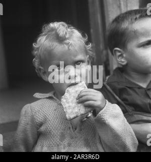 Lebensmittelladen von Fürst Bernhard [Hilfe zu Kinderheimen] Zweiter Weltkrieg, Lebensmitteleinrichtungen Datum: 1945 Schlüsselwörter: Weltkrieg, Lebensmitteleinrichtungen Stockfoto