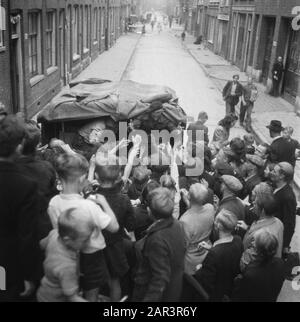 Lebensmittelladen von Fürst Bernhard [Hilfe zu Kinderheimen] Zweiter Weltkrieg, Lebensmitteleinrichtungen Datum: 1945 Schlüsselwörter: Weltkrieg, Lebensmitteleinrichtungen Stockfoto