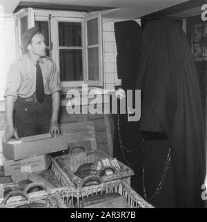 Lebensmittelladen von Fürst Bernhard [Hilfe zu Kinderheimen] Zweiter Weltkrieg, Lebensmitteleinrichtungen Datum: 1945 Schlüsselwörter: Weltkrieg, Lebensmitteleinrichtungen Stockfoto