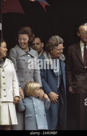 Koninginnedag 1970 Prinzessinnen Christina und Beatrix, Königin Juliana und Prinz Willem-Alexander Datum: 30. april 1970 Ort: Soestdijk, Utrechter (Provinz) Schlüsselwörter: Queens, Prinzessinnen persönlicher Name: Beatrix (Prinzessin Niederlande), Christina (Prinzessin Niederlande), Juliana (Königin Niederlande), Willem-Alexander (Prinz Niederlande) Stockfoto