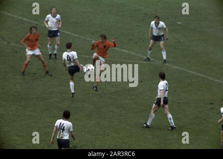 Fußball-Weltmeisterschaft 1974 in München, Niederlande gegen DDR, 2-0; Spielmomente von der Tribüne Datum: 30. April 1974 Ort: D.R., Deutschland, München Schlagwörter: Sport, Fußball, WM-Institution Name: Niederländische Mannschaft Stockfoto