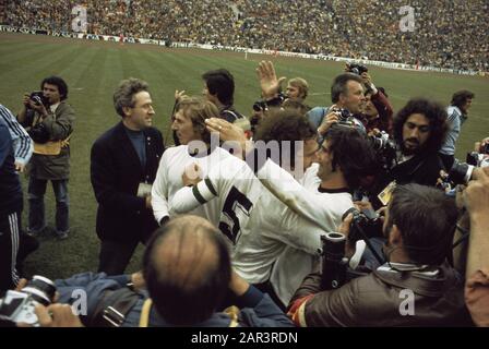 Fußball-Weltmeisterschaft 1974 in München; Anhänger begrüßen deutsche Spieler Datum: 1974 Ort: München Schlagwörter: Sport, Fußball, Weltmeisterschaften Stockfoto