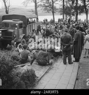 Filmaufnahmen für ¨Ihre Sind die Glorreichen¨ (Schlacht bei Arnheim) Militärfiguren im Film, die in der Nähe des Rheinufers sitzen. Kinderbeobachtungsanmerkung: Ort: Utrechtseweg für die Elisabeth Gasthuis Datum: 1945 Ort: Arnheim, Gelderland Schlagwörter: Filme, Name Der Institution des zweiten Weltkriegs: Schlacht von Arnheim Stockfoto