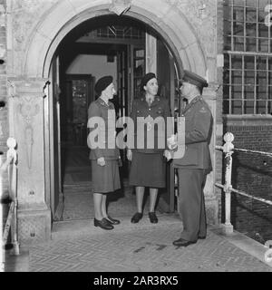 Trainingslager für das Frauen-Hilf-Corps in Bouvigne General Kruls zu Besuch. Im Gespräch mit dem Kommandeur Major C.E. Smit-Dyserinck und ein Kapitän Datum: August 1945 Ort: Breda Schlagwörter: Armee, Militär, Ausbildung, Frauen Institutionenname: VHK Stockfoto