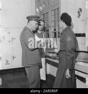 Trainingslager für das Frauen-Hilfskorps in Bouvigne General Kruls schmeckt das Brot aus dem Backwarenviertel Datum: August 1945 Ort: Breda Schlüsselwörter: Besuche, Armee, Militär, Offiziere, Schulungen, Persönlicher Name Der Frauen: Curls H.J. Name der Einrichtung: VHK Stockfoto