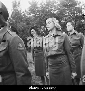 Trainingslager für das Frauen-Hilfskorps in Bouvigne Armee, Ausbildung, Soldaten, Frauen Datum: August 1945 Ort: Breda Schlagwörter: Armee, Militär, Ausbildung, Frauen Institutionenname: VHK Stockfoto