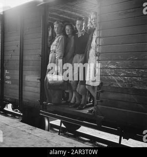 Ausrüstung der niederländischen Eisenbahn Ausrüstung der niederländischen Eisenbahn. Güterwagen werden für den Personenverkehr verwendet Datum: 1945 Stichwörter: Eisenbahn, Züge, Name Der Einrichtung des zweiten Weltkriegs: NS Stockfoto