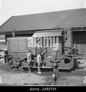 Ausrüstung der niederländischen Eisenbahn Ausrüstung der niederländischen Eisenbahn. Eine kleine Rangierlok ein so genannter 'Sik'-Termin: 1945 Schlagwörter: Lokomotiven, Eisenbahn, zweiter Weltkrieg, Verkehrseinrichtung Name: NS Stockfoto