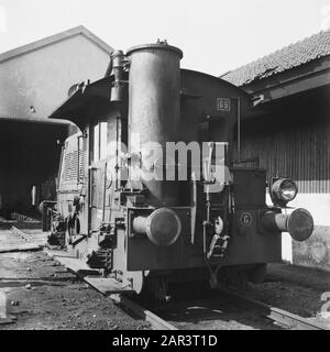 Ausrüstung der niederländischen Eisenbahn Ausrüstung der niederländischen Eisenbahn. Sik mit Holzgasgenerator Datum: 1945 Schlagwörter: Lokomotiven, Eisenbahn, Zweiter Weltkrieg, Verkehrseinrichtung Name: NS Stockfoto