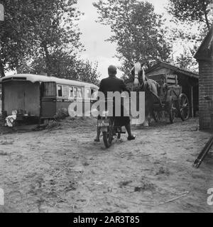 Bauernparty in einem Drenthe Dorf GP W. Vasbinder zu Hause Besuch auf einem Motorrad. Für ihn ein Pferd und eine Karre. Links ein alter Bus des Ereer Drentschen Stoomtramweg Mme als Wohnraum genutzt? Datum: 1945 Ort: Gramsbergen, Overijssel Schlüsselwörter: Ärzte, Medizin Personenname: Vasbinder, W. Stockfoto