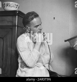 Boerenfeest in einem Drenthe-Dorf Huisart W. Vasbinder aus Gramsbergen am Telefon Datum: 1945 Ort: Gramsbergen, Overijssel Schlüsselwörter: Medizin, Allgemeinmediziner Personenname: Vasbinder, W. Stockfoto