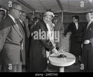 Tewaterlating Diesel Electric Piston for Panama, Yard Amsterdam Datum: 22. Oktober 1955 Standort: Amsterdam, Noord-Holland Schlüsselwörter: Tewaterlatingen Stockfoto