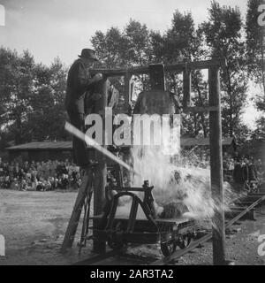 Bauern feiern in einem Drenthe Dorf EINEN Lastwagen, der unter einer Tonne Wasser fährt. Der Fahrer erhält ein Sturmdatum: 1945 Ort: Drenthe Schlüsselwörter: Folklore, Zweiter Weltkrieg Stockfoto