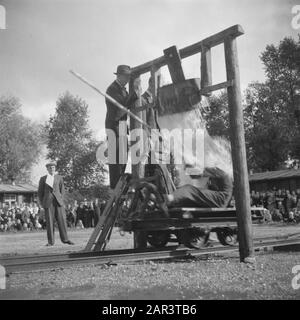 Bauern feiern in einem Drenthe Dorf EINEN Lastwagen, der unter einer Tonne Wasser fährt. Der Fahrer erhält ein Sturmdatum: 1945 Ort: Drenthe Schlüsselwörter: Folklore Stockfoto