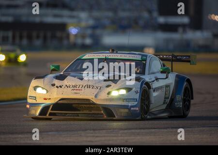 Daytona Beach, Florida, USA. Januar 2020. Die ASTON MARTIN RENNWAGEN Vantage GT3 Rennen um die Position für die Rolex 24 In Daytona auf dem Daytona International Speedway in Daytona Beach, Florida. (Bild: © Logan Arce/ASP) Stockfoto