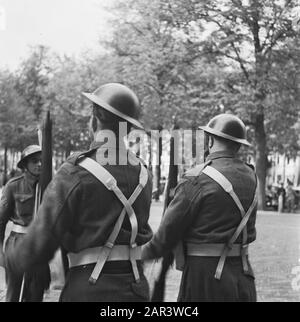 Besuch von Eisenhower im Palast lange Voorhout in den Haag [Schildwacht im Palast lange Voorhout. Einlösung der Wache] Datum: 6. Oktober 1945 Ort: Die Haager Schlüsselwörter: Besuche, Generäle persönlicher Name: Eisenhower, Dwight Stockfoto