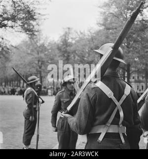 Besuch von Eisenhower im Palast lange Voorhout in den Haag [Schildwacht im Palast lange Voorhout. Einlösung der Wache] Datum: 6. Oktober 1945 Ort: Die Haager Schlüsselwörter: Besuche, Generäle persönlicher Name: Eisenhower, Dwight Stockfoto