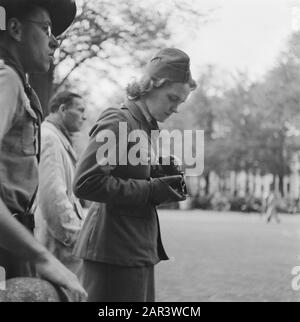 Besuch von Eisenhower im Palast lange Voorhout in den Haag [Frau in Uniform Viewing Camera] Datum: 6. Oktober 1945 Ort: Die Haager Schlüsselwörter: Besuche, Generäle Personenname: Eisenhower, Dwight Stockfoto