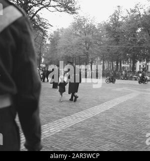 Besuch von Eisenhower im Palast lange Voorhout in den Haag [Polizist führt - verloren? - Kleinkind weg] Datum: 6. Oktober 1945 Ort: Die Haag Schlüsselwörter: Besuche, Generäle persönlicher Name: Eisenhower, Dwight Stockfoto