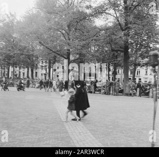 Besuch von Eisenhower im Palast lange Voorhout in den Haag [EIN Kleinkind mit Flaggen wird von einem Polizisten weggeführt] Datum: 6. Oktober 1945 Ort: Die Haager Schlüsselwörter: Kinder, Polizisten Stockfoto