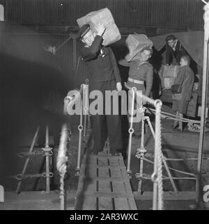 Ankunft Hr. Frau Dan. Kortenaer [1945] Pakete mit der Zeitschrift De Pen Gun sind an Bord gebracht Datum: 10. Oktober 1945 Schlüsselwörter: Zeitungen, Marine, Militärschiffe Stockfoto