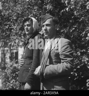 Verwüsten auf Texel, nach Kämpfen zwischen georgischen und deutschen Truppen georgische Soldaten auf Texel Datum: 19. November 1945 Ort: Noord-Holland, Texel Schlüsselwörter: Zweiter Weltkrieg Stockfoto