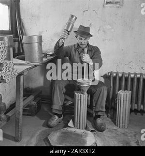 Bericht: Feuerwerk Leiden Datum: 22. Januar 1946 Ort: Leiden, Zuid-Holland Schlüsselwörter: Fabriken, Feuerwerk Stockfoto
