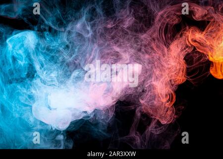 Giftige Bewegung von Farbrauch abstrakt auf schwarzem Hintergrund, Brandgestaltung. Fantasy-Blau und roter Rauch abstrakt auf schwarzem Hintergrund. Stockfoto