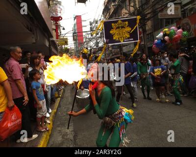 Manila, Philippinen. Januar 2020. Während der Neujahrsfeier wird auf den Straßen von Binondo eine Feuerpause verübt.Filipinos und Filipino-Chinesen feiern das chinesische Neujahr, indem sie Binondo besuchen, um Drachentänze, Feuerwerke und schoppige chinesische Speisen wie viel geliebte "Tikoy" zu genießen. Sie kaufen auch gerundete Früchte und Glücksbringer für Glück und Wohlstand. Credit: Sopa Images Limited/Alamy Live News Stockfoto