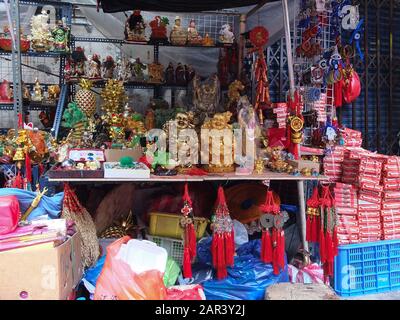 Manila, Philippinen. Januar 2020. Ein Blick auf verschiedene Glücksbringer und Buddhastatuen für Glück und Wohlstand wird in einem Laden während der Neujahrsfeier gezeigt.Filipinos und Filipino-Chinesen feiern das chinesische Neujahr, indem sie Binondo besuchen, um Drachentänze, Feuerwerke und schopffarbige chinesische Speisen wie viel geliebte "Tikoy" zu genießen. Sie kaufen auch gerundete Früchte und Glücksbringer für Glück und Wohlstand. Credit: Sopa Images Limited/Alamy Live News Stockfoto