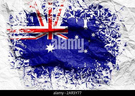 Die Nationalflaggen Australiens sind auf zerknittertem Papier gemalt. Auf dem Blatt ausgedrucktes Flag. Flaggenbild für die Gestaltung auf Flyern, Werbung. Stockfoto