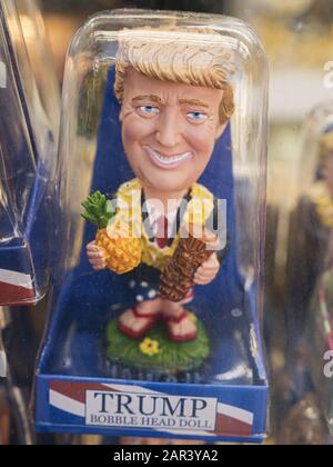 Honolulu, Hawaii, USA. Dez. 2019. Eine neue Trump Bobble Head Puppe zum Verkauf in einem Fenster eines Souvenir-Shops, Waikiki, Honolulu, Hawaii. Kredit: Bayne Stanley/ZUMA Wire/Alamy Live News Stockfoto