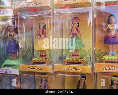 Honolulu, Hawaii, USA. Dez. 2019. Hula Solar Dolls zum Verkauf in einem Fenster eines Souvenir-Ladens, Waikiki, Honolulu, Hawaii. Kredit: Bayne Stanley/ZUMA Wire/Alamy Live News Stockfoto