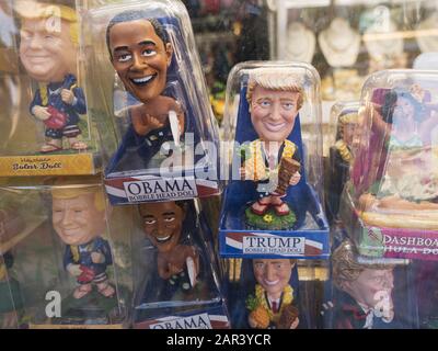 Honolulu, Hawaii, USA. Dez. 2019. Novelty Trump und Obama Bobble Head Dolls zu verkaufen, die in einem Fenster eines Souvenir-Ladens ausgestellt werden, Waikiki, Honolulu, Hawaii. Kredit: Bayne Stanley/ZUMA Wire/Alamy Live News Stockfoto