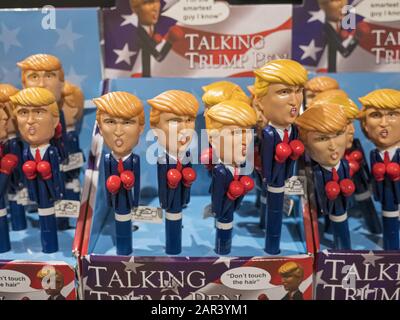 Honolulu, Hawaii, USA. Dezember 2019. Die Neuheit, "Trump Zu Sprechen", steht in einem Souvenirladen, Waikiki, Honolulu, Hawaii, zum Verkauf. Kredit: Bayne Stanley/ZUMA Wire/Alamy Live News Stockfoto
